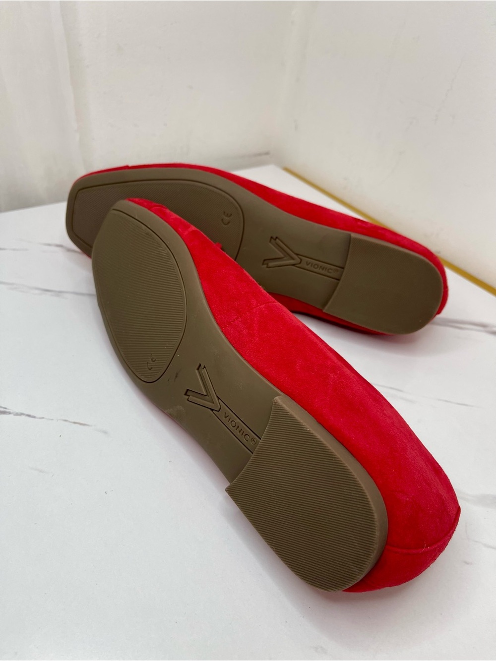 Vionic Klara Red Suede Square Toe Ballet Flats Bow Gold Hardware 10 Wide - Picture 9 of 10